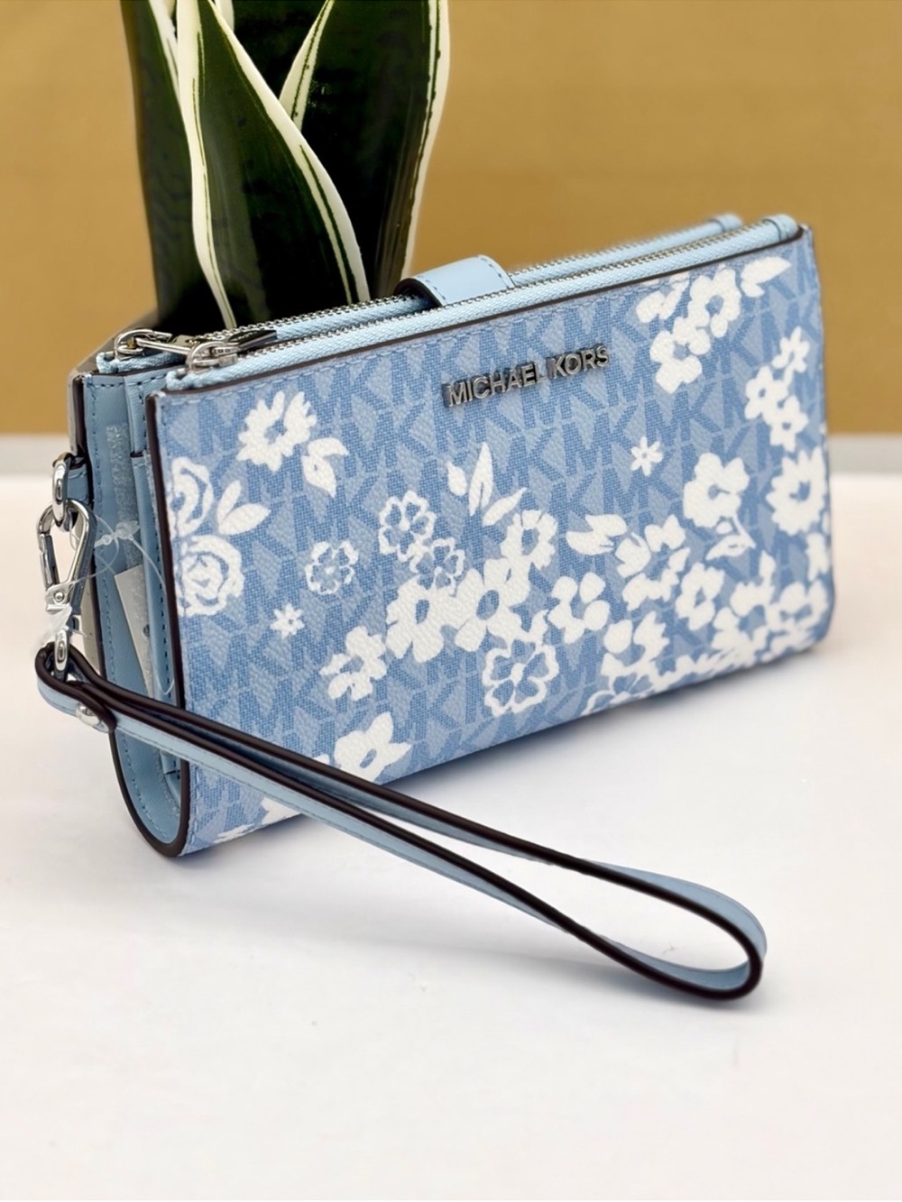 MICHAEL KORS Jet Set Travel Large Printed Signature Logo Wristlet Wallet - Picture 9 of 10